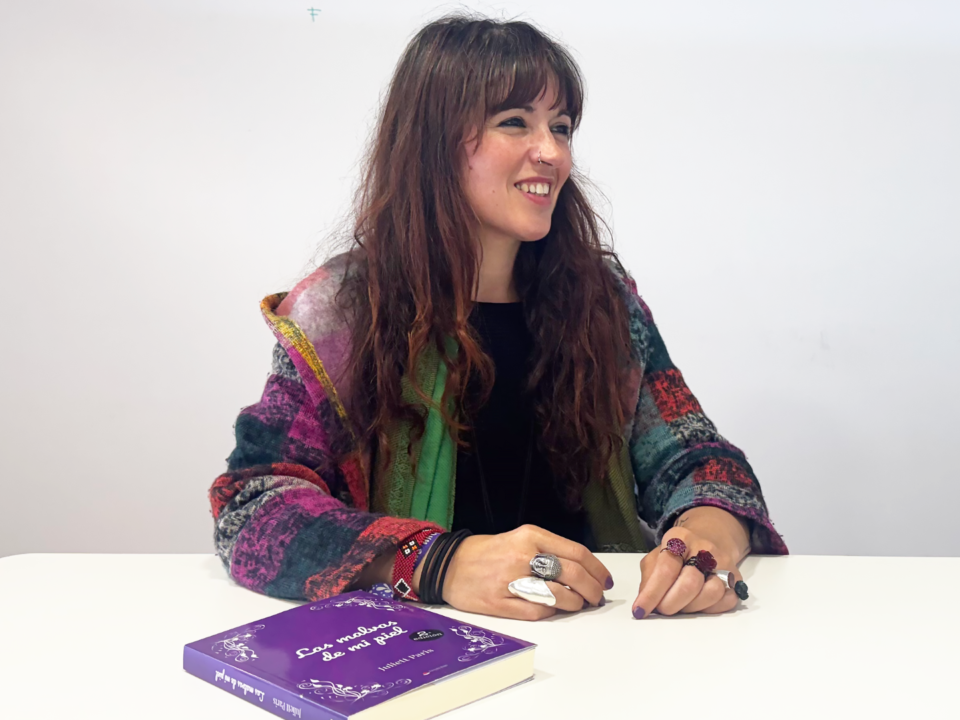 Juliett París, autora de Las malvas de mi piel, durante una entrevista sobre violencia de género